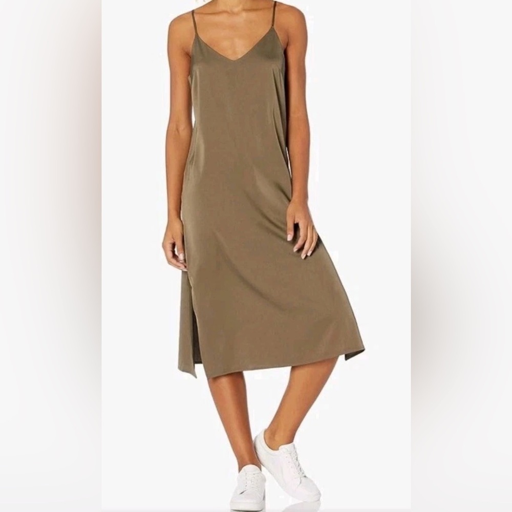 D136 NWT The Drop Ana Silky V Neck Midi Slip Dress with Slit - Size: Medium